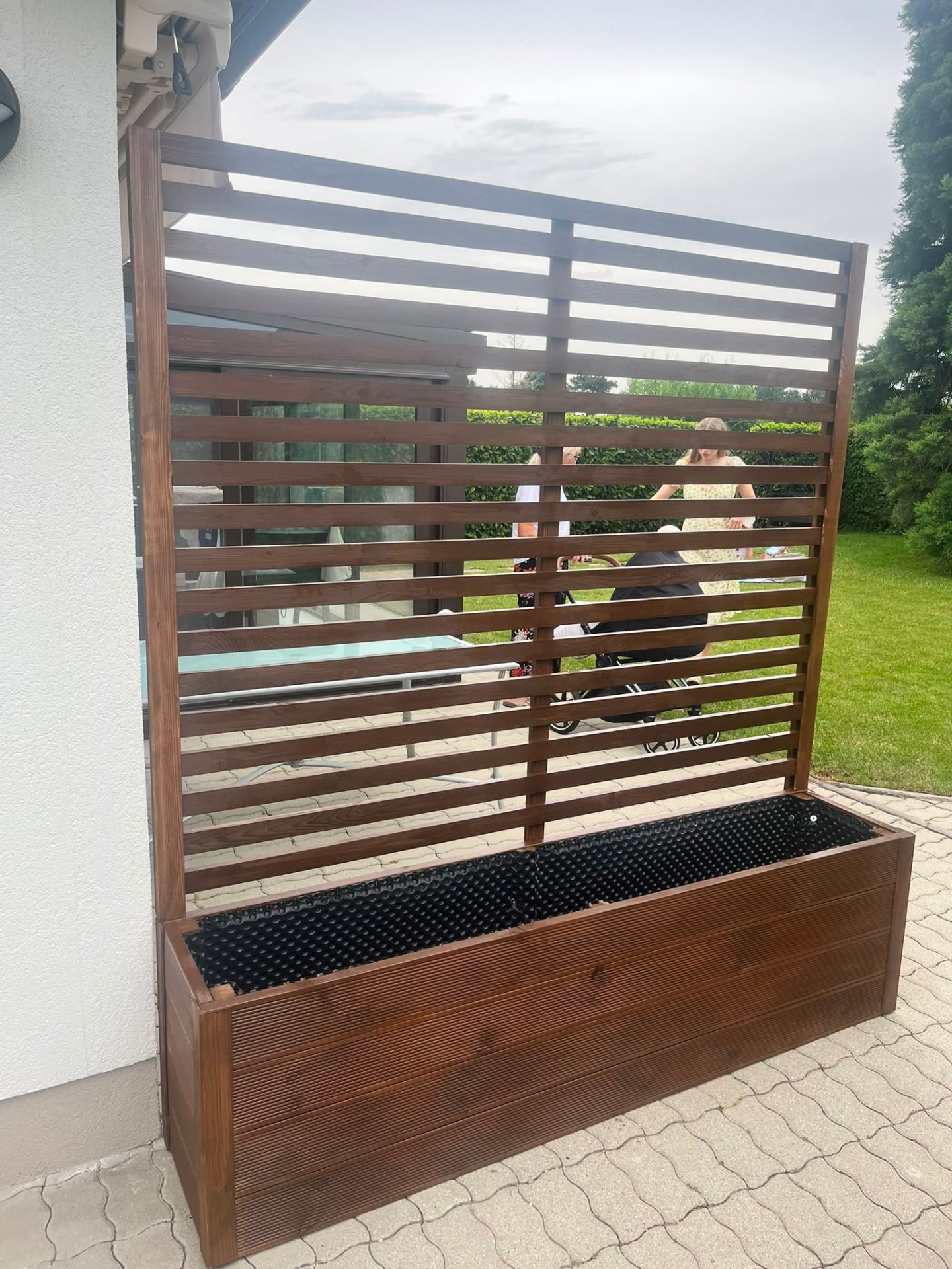 Vyvýšené záhony so zástenou – realizácia 8